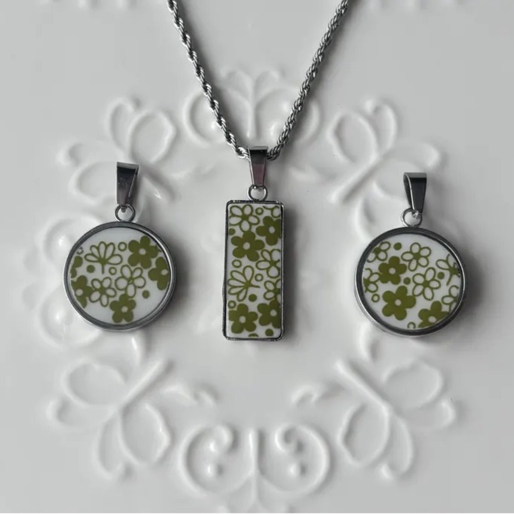 Spring Blossom Corelle Necklace | Green Crazy Daisy Vintage Broken China